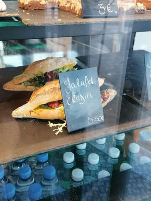 Sandwich vegan aux falafels at Copenhagen Coffee Lab in Cannes