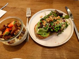 Overnight Superfruit Oates & Holzkohlebrot "Vegan" (hausgemachtes Erbsenpüree, Salat, Granatapfelkerne, Walnuss & Tahini-Dressing) at Birdie & Co - Bagelstraße in Dusseldorf