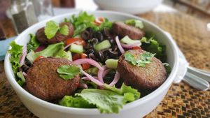 Falafel Ensalada at Indómitos Café & Bar in Uvita