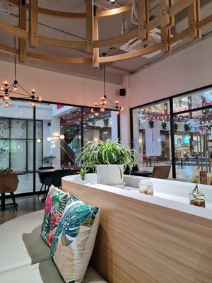 Bright and nicely decorated interior at Munch Box by Nidhi in Bangkok