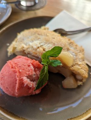 Apfelstrudel mit Erdbeer Sorbet at Bene Kaffee & Laden in Sonthofen