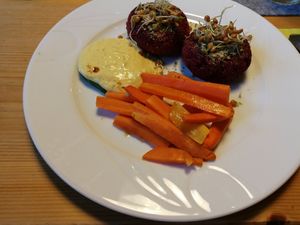 Quinoa-rote Rüben Laibchen mit Gemüse und Dip at Franz-Fischer-Hütte in Zederhaus