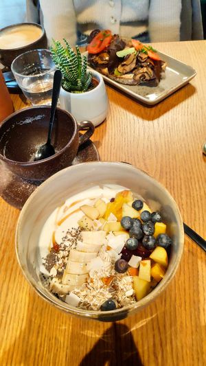 Müsli Bowl und Schnitte mit Brot at au contraire in Freiburg