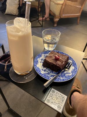 Iced chai latte and chocolate-cherry tarte  at au contraire in Freiburg