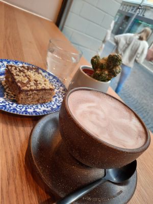 Vegan hot chocolate and vegan banana nut cake at au contraire in Freiburg