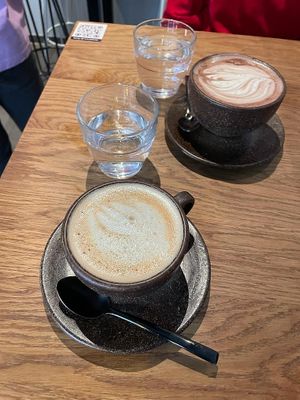 Kaffee & heiße schokolade mit hafermilch 💚 at au contraire in Freiburg