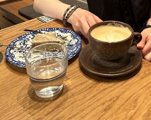 Angefangener Zitrone-Mohn-Kuchen & Milchkaffee at au contraire in Freiburg