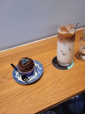 Blueberry-Chocolate Cupcake and Salted Caramella on Ice (with Oat Milk) at au contraire in Freiburg