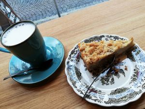 Warme Hafermilch und Apfelstreuselkuchen ;) at au contraire in Freiburg