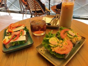 Käsebrot und Brot mit Kichererbsenaufstrich at au contraire in Freiburg