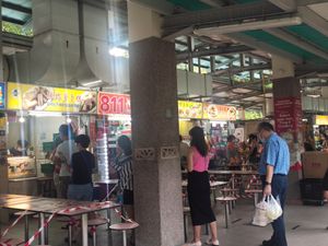 Long queue at Deep Fried Carrot Cake 现炸萝卜糕 in Central Singapore