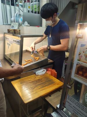 Yummy at Deep Fried Carrot Cake 现炸萝卜糕 in Central Singapore