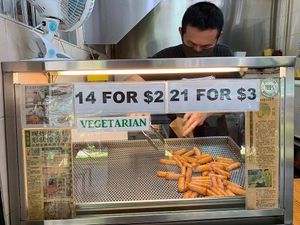 Yummy carrot cake.  
Photo by Mr Henry Lau at Deep Fried Carrot Cake 现炸萝卜糕 in Central Singapore