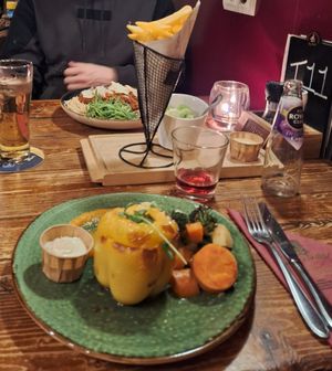 Gevulde paprika + frietjes, groente en coleslaw at Het Hof Van Dwingeloo in Dwingeloo