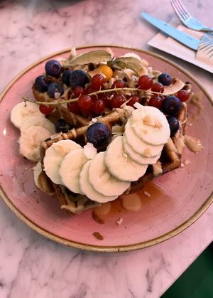 Waffeln mit Obst 🧇  at OM NOM NOM CAFÉ in Munich