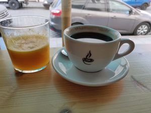 Kaffee und frischer Orangensaft at OM NOM NOM CAFÉ in Munich