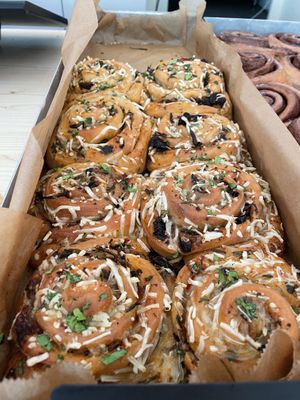 Hefe-Käse-Schnecken 😱💚🙌🏼  at OM NOM NOM CAFÉ in Munich