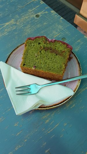 Pistacchio cake at OM NOM NOM CAFÉ in Munich