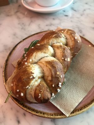 pretzl bun with “nombazda” (vegan version of Bavarian cream cheese) - 6,5 / 10  at OM NOM NOM CAFÉ in Munich