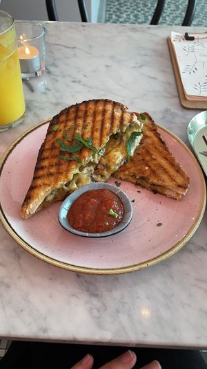 Grilled Cheese Sandwich mit Blauschimmel und Tomatenmarmelade  at OM NOM NOM CAFÉ in Munich