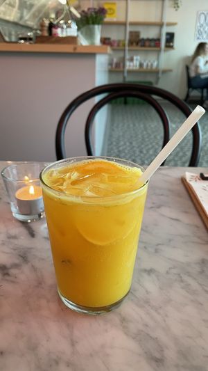 Ingwer-Kurkuma-Limonade (ohne Zucker, scharf-würzig)  at OM NOM NOM CAFÉ in Munich