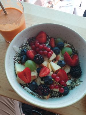 Smoothie bowl with loaded goods at OM NOM NOM CAFÉ in Munich