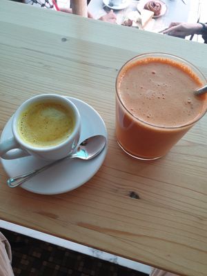 Ginger kurkuma shot and fresh carrot juice at OM NOM NOM CAFÉ in Munich