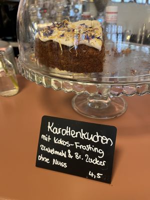 Carrot cake  #Veganuary at OM NOM NOM CAFÉ in Munich