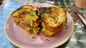 vBacon Grilled Cheese Sandwich (14,-€) at OM NOM NOM CAFÉ in Munich