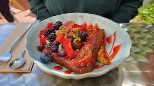 Cloud Nine French Toast (15,-€) at OM NOM NOM CAFÉ in Munich