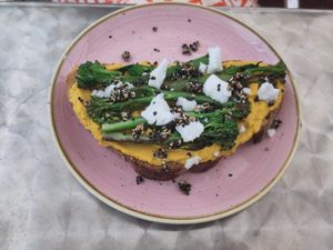 Hey Habibi hummus toast, 13€ at OM NOM NOM CAFÉ in Munich