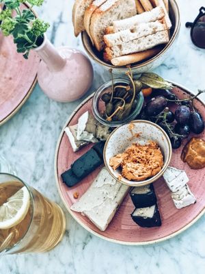 Vegane Käseplatte at OM NOM NOM CAFÉ in Munich