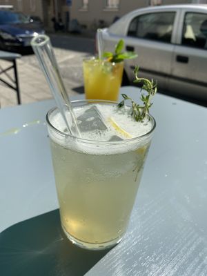 Lemonade and iced tea  at OM NOM NOM CAFÉ in Munich