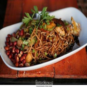 pad thai (L) at Mestre das Aguas in Bombinhas