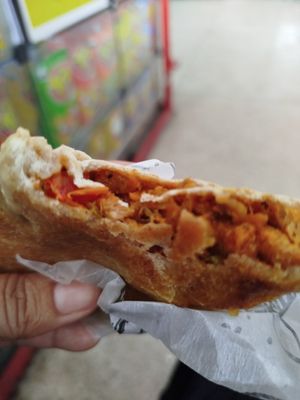 Esse pastel...não resisti e comi um antes da viagem começar. Tem recheio e tempero, sabor! Delicia! at Hari food in Caruaru