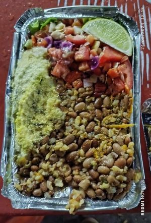 Essa marmita simplesmente enorme, dá pra duas pessoas, exceto o hambúrguer delicioso que ninguém vai topar dividir at Hari food in Caruaru