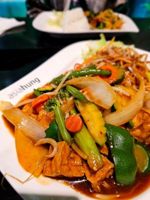 Gemüsetofu vorn Nudeln und im Hintergrund mit Reis at Asiahung in Soltau