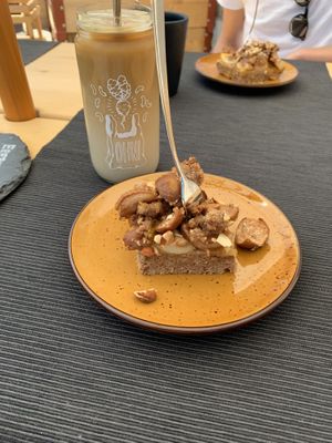 Apfelnusskuchen und Hafer Latte at OHNI in Thun