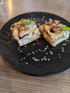 Bruschetta with seasonal figs + balsamic vinegar (5 ⭐) at Elysian Restaurant in Nicosia