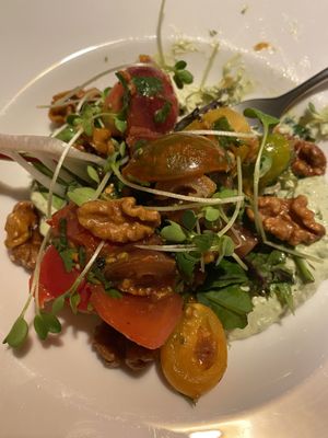 Tomatensalat mit Datteln auf Veganem frischkäse  at Deichkind in Sankt Peter-ording