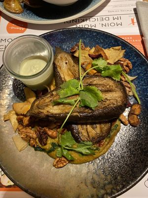 Gebackene Aubergine auf hummus  at Deichkind in Sankt Peter-ording