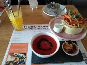Tomatensuppe + Süßkartoffelpommes at Deichkind in Sankt Peter-ording