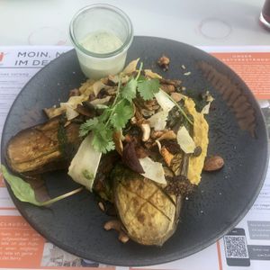 Geschmorte Bio-Aubergine auf Gewürz-Hummus  at Deichkind in Sankt Peter-ording