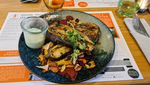 Aubergine auf würzigem Hummus mit Sojadipp at Deichkind in Sankt Peter-ording