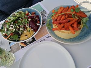 Strandgut's Frühlingsbowl & sweet potato fries at Deichkind in Sankt Peter-ording