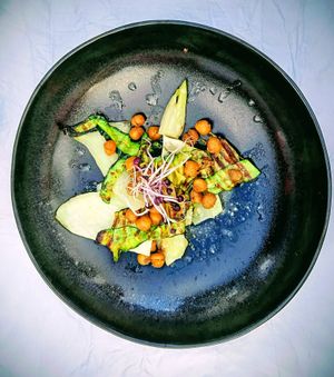 Gegrilde courgette – gekonfijte venkel – sinaasvinaigrette – krokante kikkererwten at Villa Tulsi in Kessel