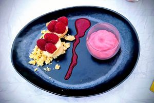 Frambozenmousse – crumble van amandel - frambozentaartje at Villa Tulsi in Kessel