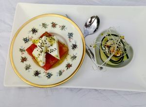 Gegrilde watermeloen – tofu feta – muntolie – zwarte sesam

Komkommerrolletje – gekruide cashewcrème – radijsscheutjes at Villa Tulsi in Kessel