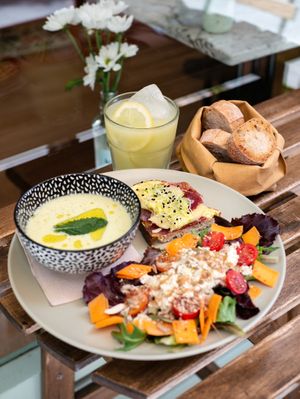 Tenemos varias opciones de menu al mediodia at Üla Café in Barcelona