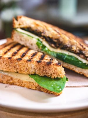 Bikini vegano - Salteado de portobello + espicanas + queso vegano at Üla Café in Barcelona